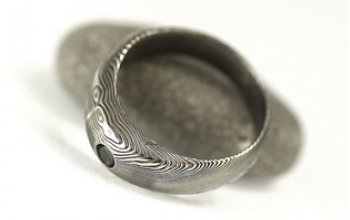 KREDUM® Hynek Kalista Kovaný prsten damasteel černý diamant 2,7 mm - velikost 49 - KS6011-49