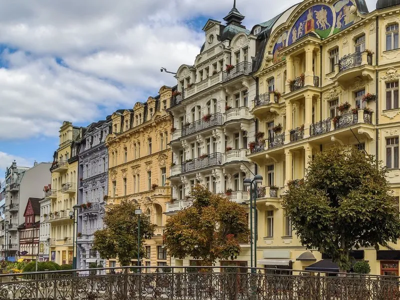 Poznávání Karlových Varů s polopenzí pro dva a hotel na kolonádě