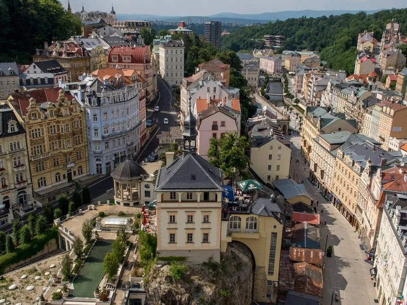Poznávání Karlových Varů s polopenzí pro dva a hotel na kolonádě