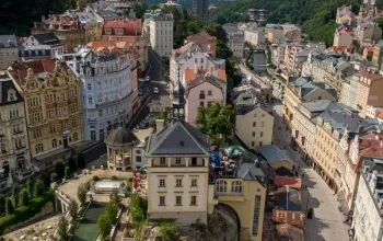 Poznávání Karlových Varů s polopenzí pro dva a hotel na kolonádě