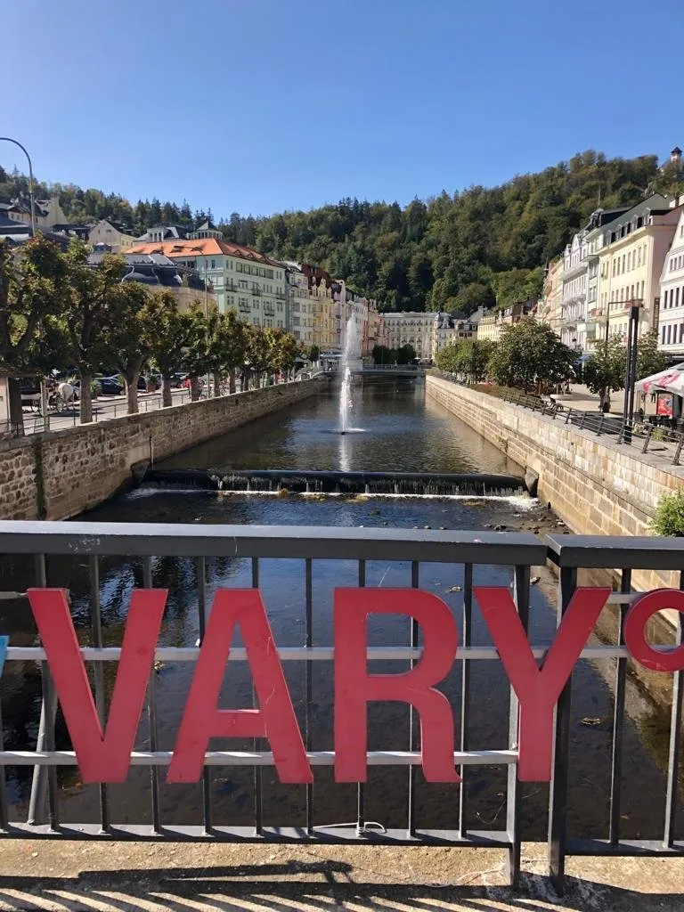 Poznávání Karlových Varů s polopenzí pro dva a hotel na kolonádě