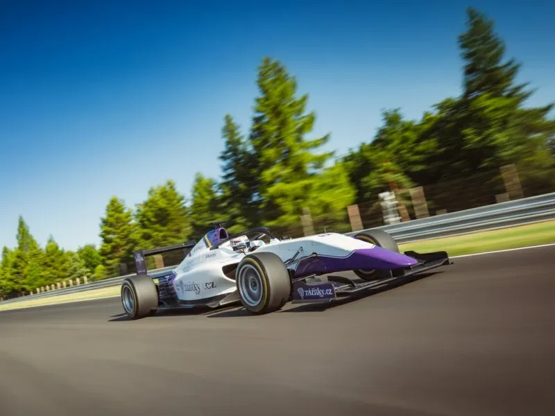 Jízda v Ariel Atom a formuli F4 na okruhu