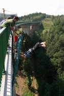 Bungee jumping z jeřábu