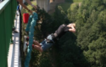 Bungee jumping z jeřábu