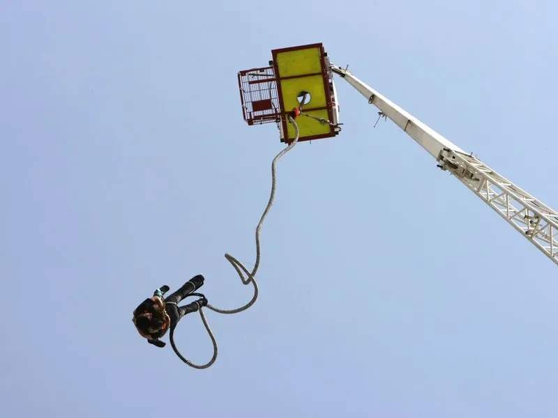 Bungee jumping z jeřábu
