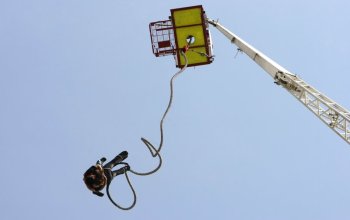 Bungee jumping z jeřábu