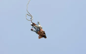 Bungee jumping z jeřábu