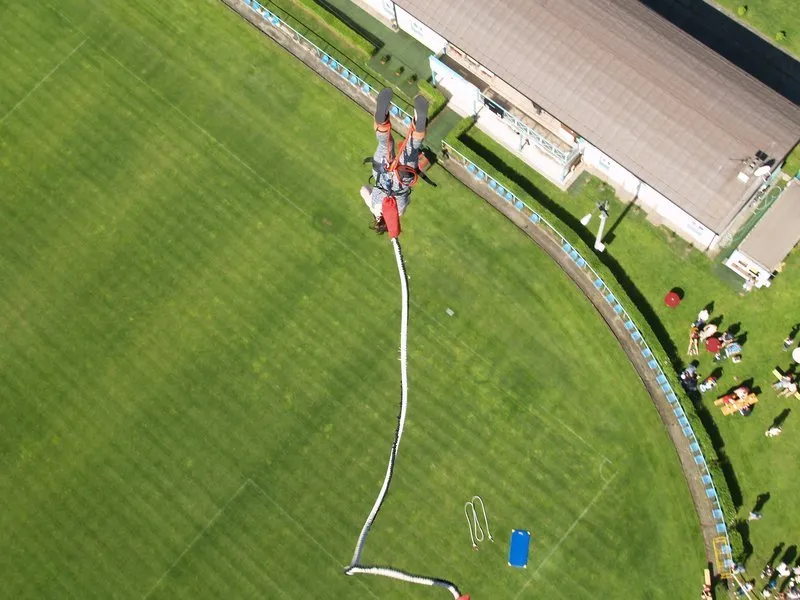 Bungee jumping z jeřábu