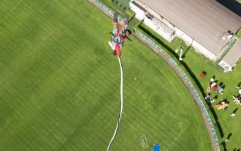 Bungee jumping z jeřábu