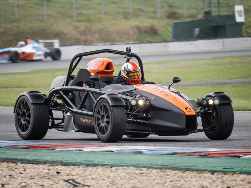 Jízda v Ariel Atom na okruhu