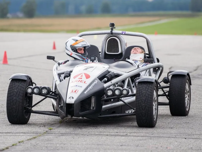 Jízda v Ariel Atom na okruhu