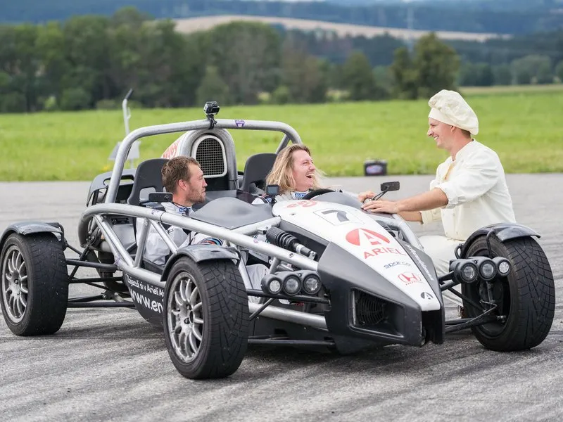 Jízda v Ariel Atom na okruhu