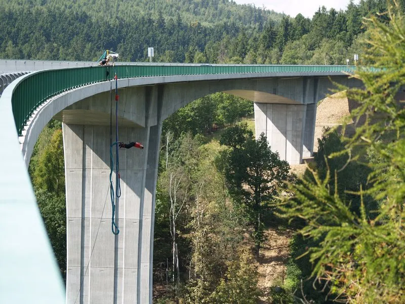 Bungee skok do houpačky ve dvou