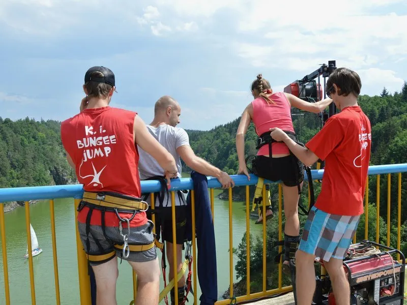 Bungee jumping z mostu ve dvou