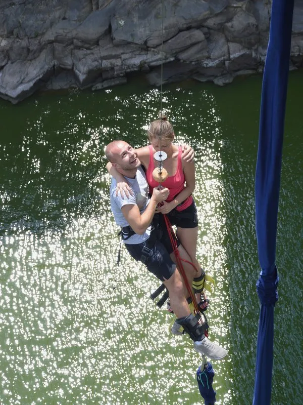 Bungee jumping z mostu ve dvou