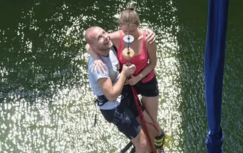 Bungee jumping z mostu ve dvou