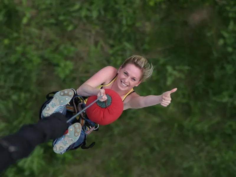 Bungee skok do houpačky
