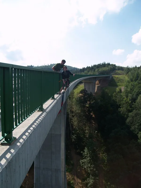 Bungee skok do houpačky