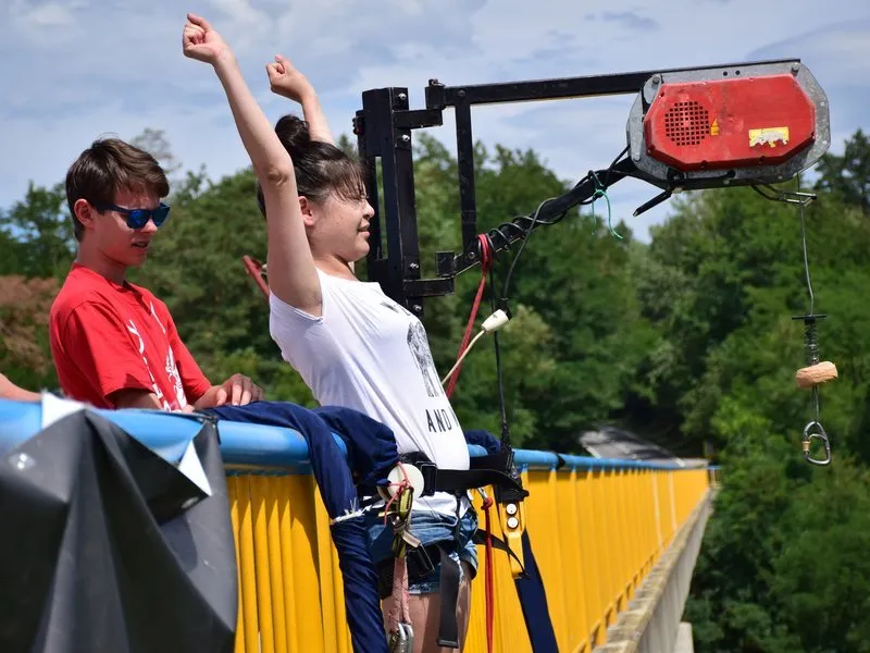 Bungee jumping z mostu