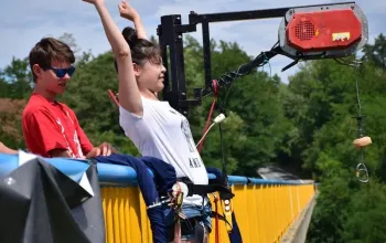 Bungee jumping z mostu