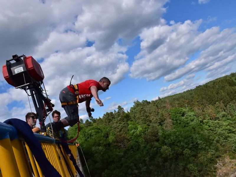 Bungee jumping z mostu