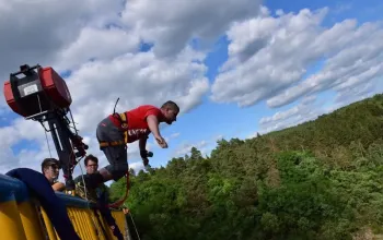 Bungee jumping z mostu