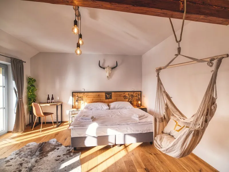 Pivní hotel s pípou na pokoji a wellness v pivních lázních