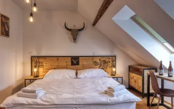 Pivní hotel s pípou na pokoji a wellness v pivních lázních