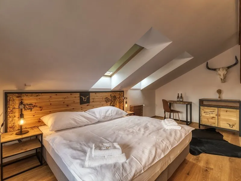Pivní hotel s pípou na pokoji a wellness v pivních lázních