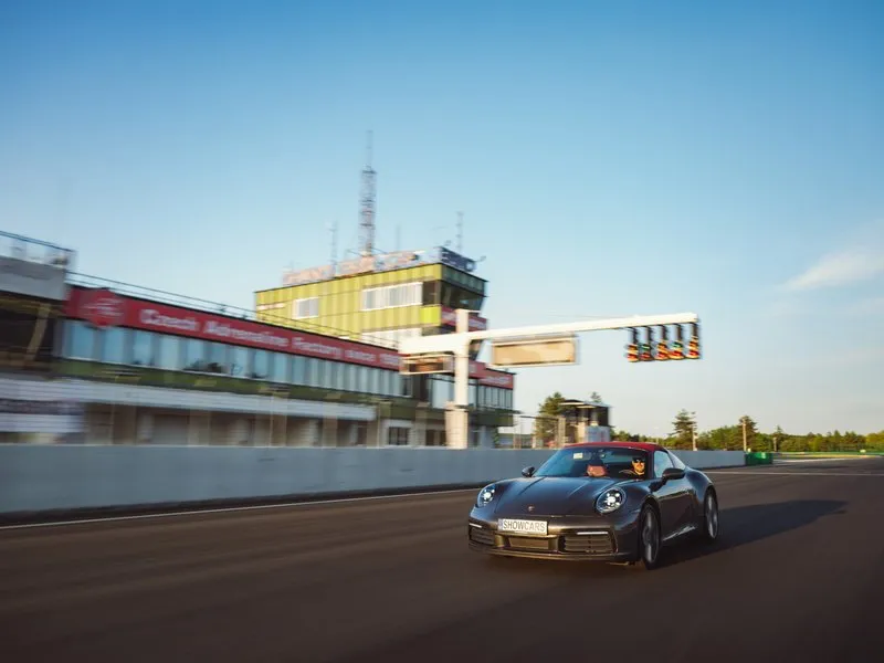 Jízda v Porsche 911 Carrera na polygonu