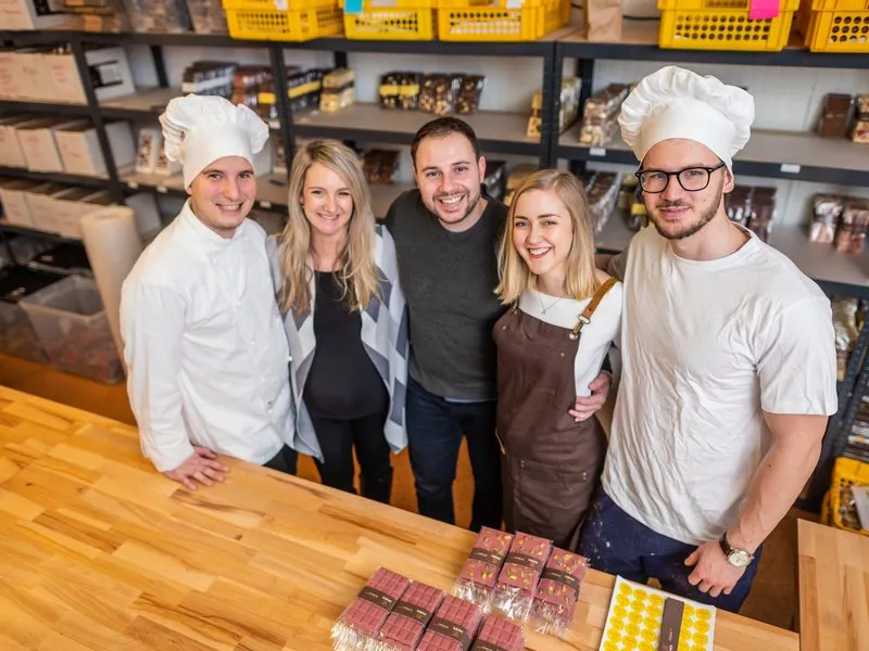 Dárkový balíček čokolád, vína, rumu a kávy + videodegustace s čokoládovnou Janek