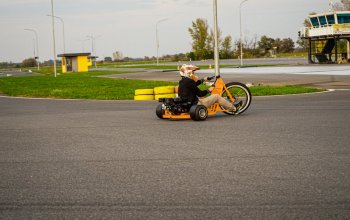 Divoká jízda na tříkolce plná ostrých zatáček