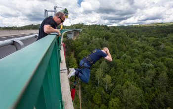 Bungee jumping z nejvyššího mostu ČR