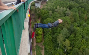 Bungee jumping z nejvyššího mostu ČR
