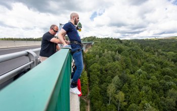 Bungee jumping z nejvyššího mostu ČR