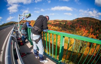 Bungee jumping z nejvyššího mostu ČR