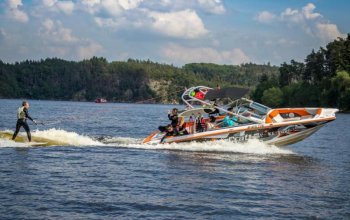 Wakesurfing