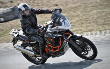 Motorky na závodním okruhu