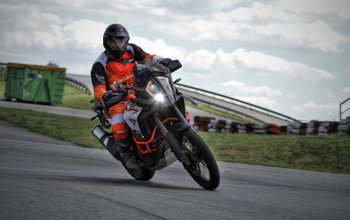 Motorky na závodním okruhu