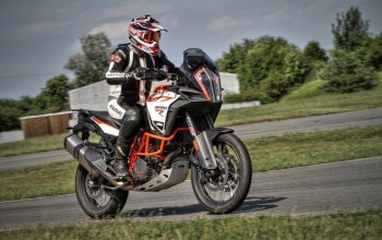 Motorky na závodním okruhu