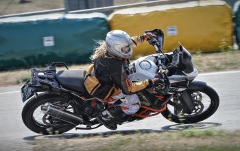 Motorky na závodním okruhu