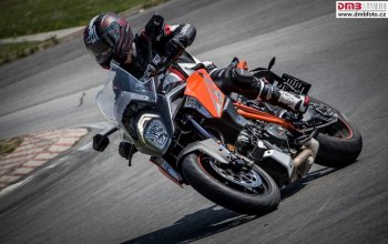 Motorky na závodním okruhu