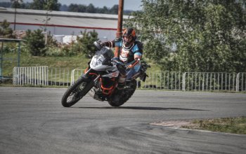 Motorky na závodním okruhu