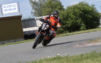 Motorky na závodním okruhu