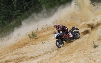 Motorky na enduro trati