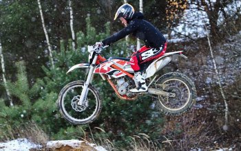 Motorky na trialové trati