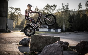 Motorky na trialové trati