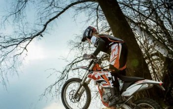 Motorky na trialové trati