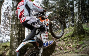 Motorky na trialové trati
