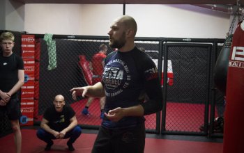 Trénink brazilského Jiu jitsu se zkušeným zápasníkem